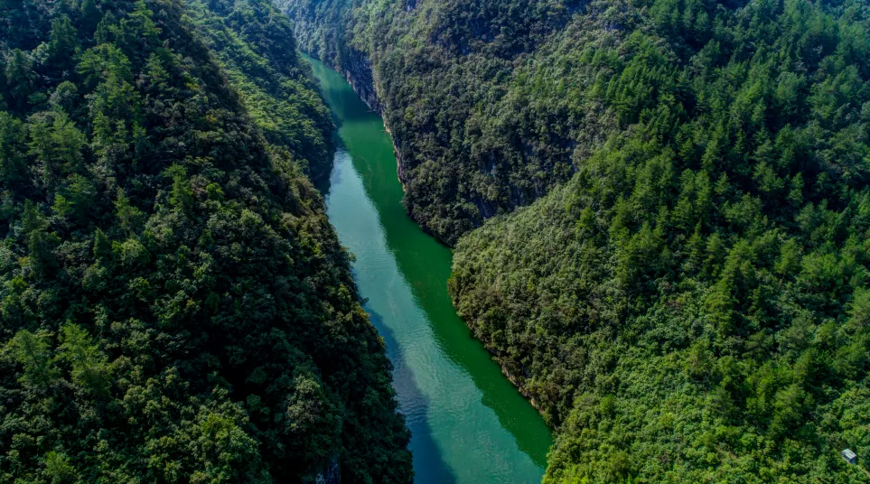 重庆晚上哪里有看足球比赛的(悬崖之上的“峡谷足球场”，你想去吗？)