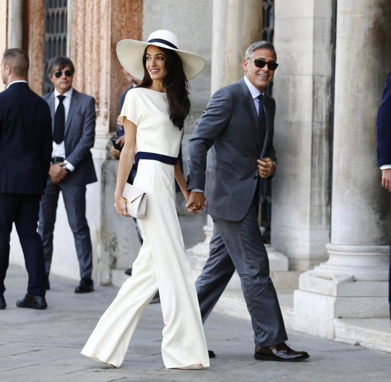 乔治布鲁尼妻子腹部高隆！裹白裙胜迪士尼公主，最美律师名副其实