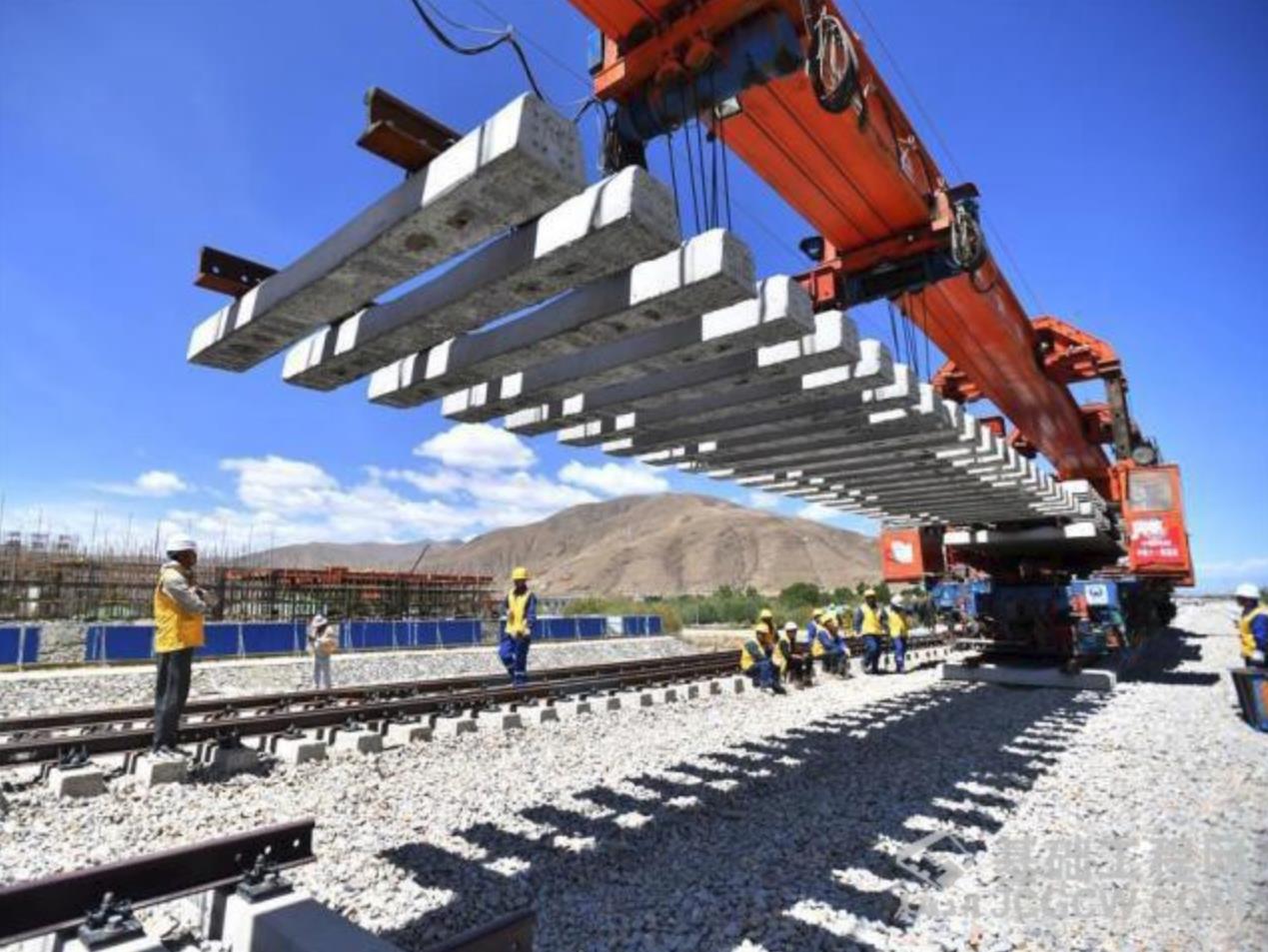 2014年12月,在青藏铁路修通后的第8年,川藏铁路成康段,拉林段正式开始