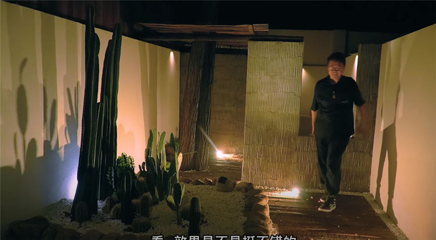 小伙花20天徒手打造露天浴室，晚上躺浴缸泡澡真爽！就是别下雨