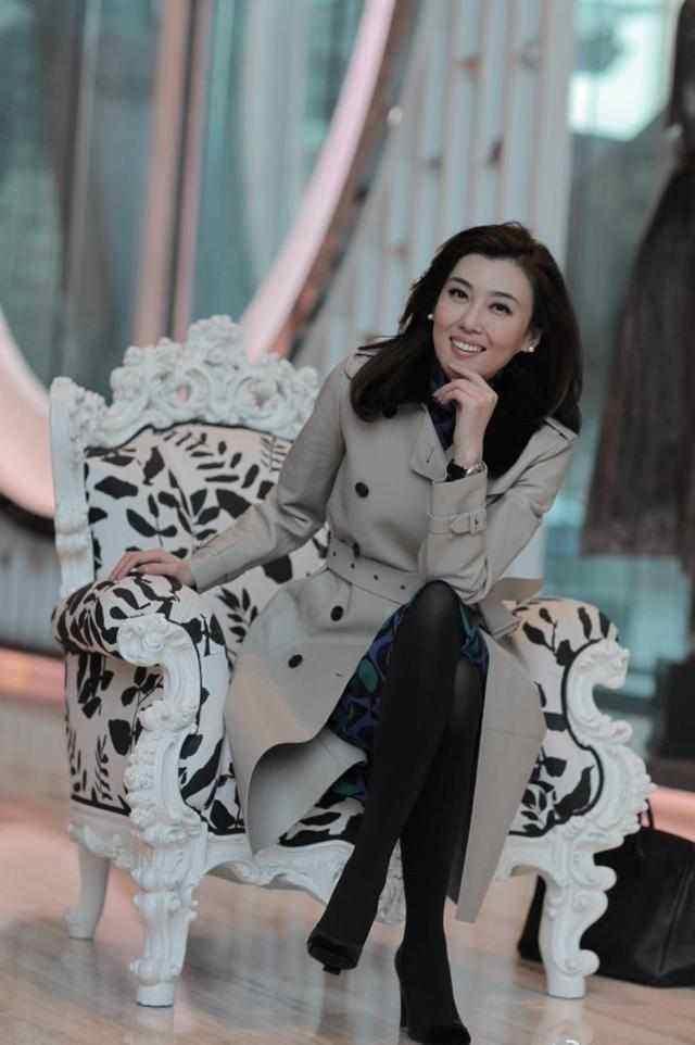 央视主持李红真美真时髦，西装搭丝巾端庄高贵，气质美过周涛董卿