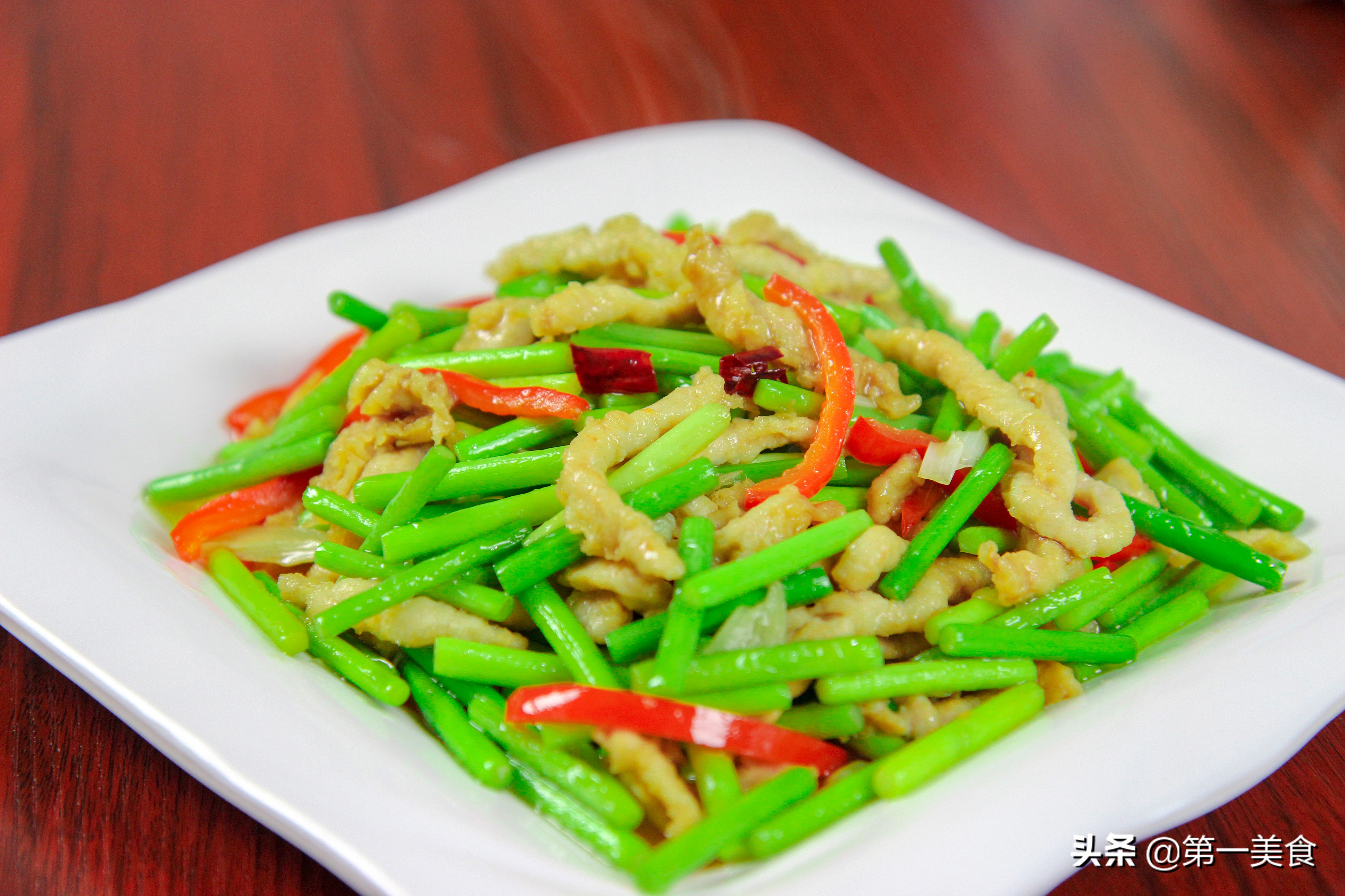 饭店的蒜苔炒肉为什么好吃(饭店蒜苔炒肉的做法)