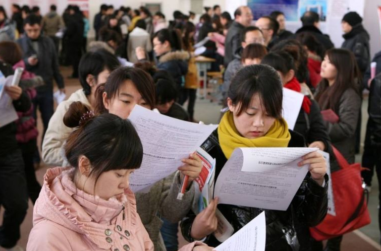 毕业后才明白，民办三本和公办专科的差距很大，后悔当初选错