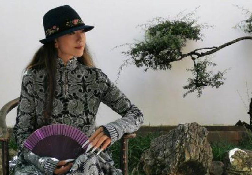 46岁“巨婴”郭冷：除了跳舞，连衣服都不会洗，年入百万无人敢嫁