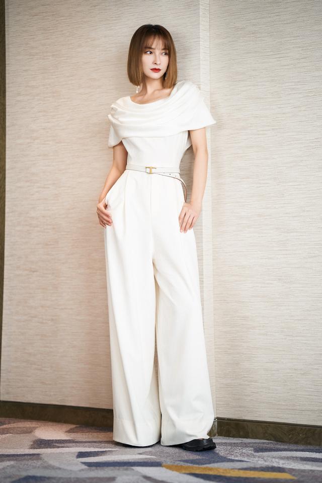 就在近日吴昕出席某时尚品牌活动,一身白色连体衣搭配黑色高跟鞋,黑白