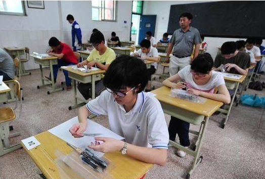 为什么高考时尽量别穿校服，过来人做出解答，学习好的更需避免