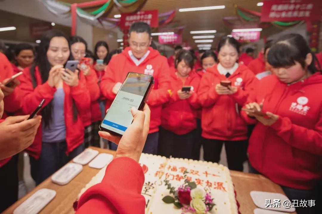 和大学同学挤在阁楼上睡了一晚，我的人生就被改变了