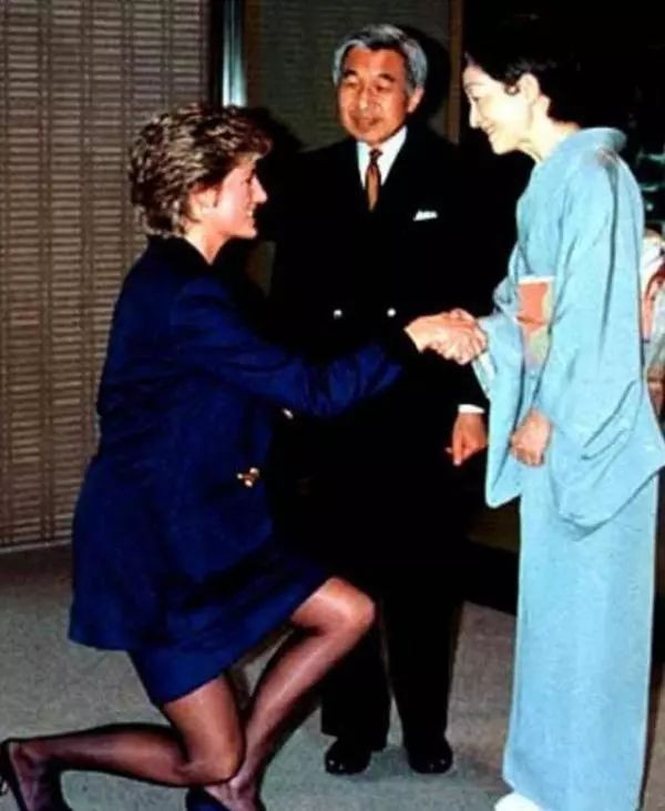 65年前，当妖娆的梦露遇到优雅的女王，顶级女人间的交锋令人难忘