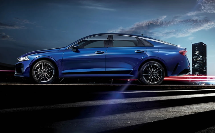 起亚K5为什么翻不了身？明明低一等还敢玩“三大件”内外有别