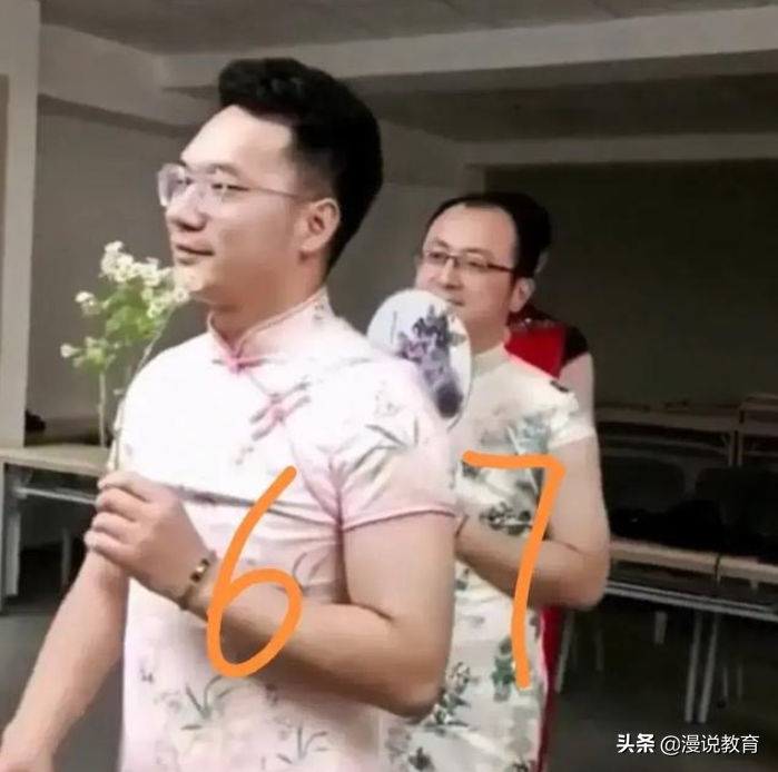 学生高考“家长应援”，爸爸穿起了旗袍，妈妈们“各有千秋”