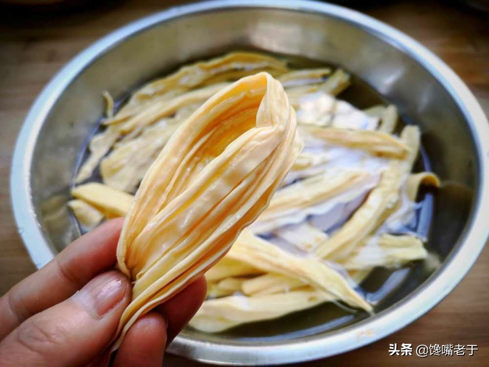 泡腐竹时：直接扔水里泡就错了，学会饭店的方法，简单快速又筋道