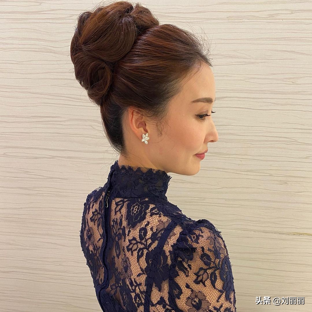 盘发可以说是最能体现中老年女性高贵优雅的发型,那种典雅的气质是你