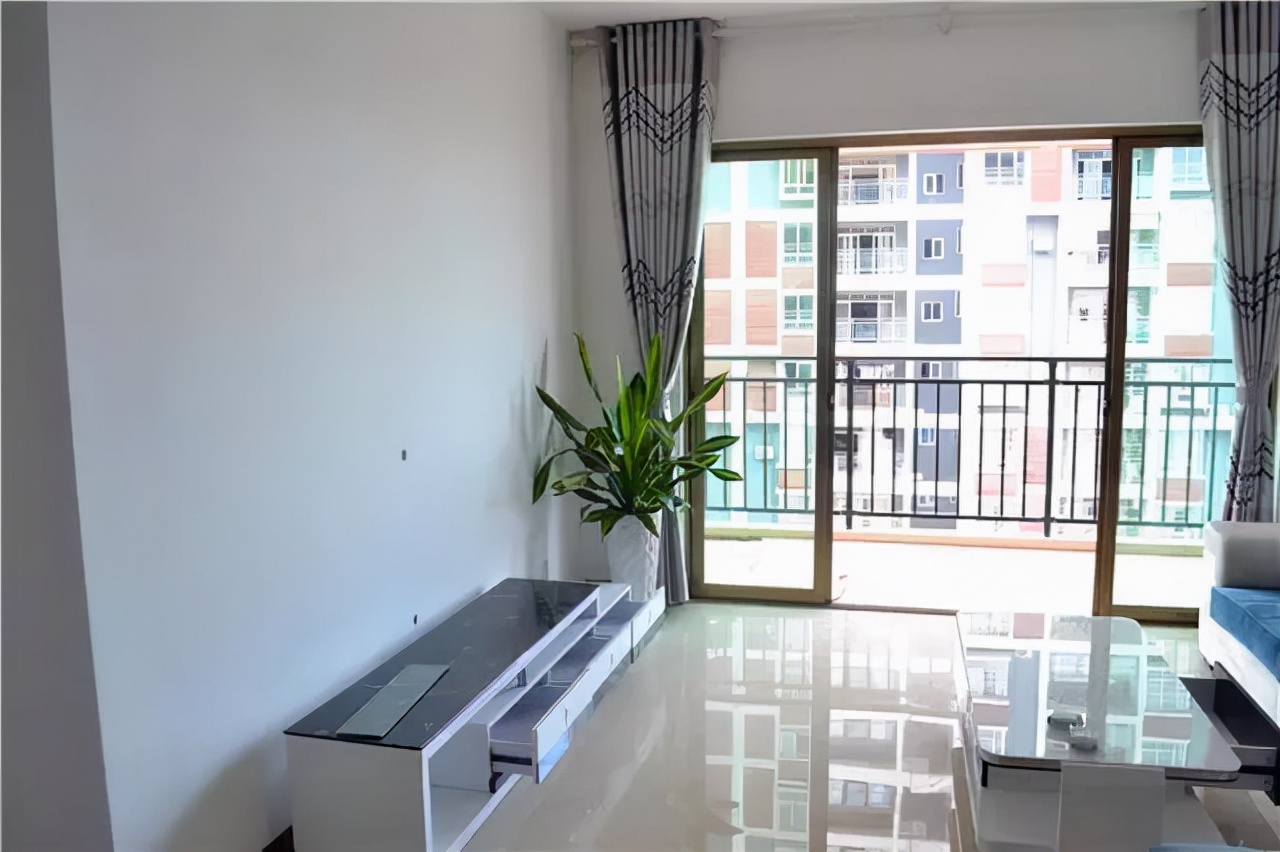 装修没钱只刷大白墙，发朋友圈晒新房装修效果，却引来满屏吐槽