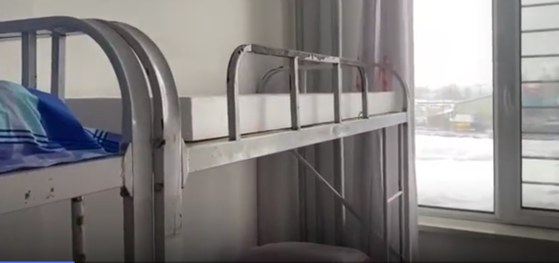 学校竟用泡沫板当床垫？校方回应，统一使用便于防潮