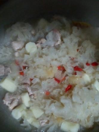 用雪耳跟它煲汤简直绝配(雪耳跟什么煲汤好?)