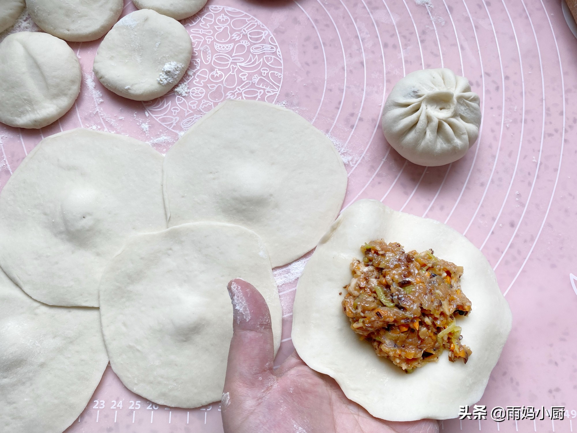 香菇木耳猪肉包子的家常做法，1次发酵真省事，外皮暄软馅料多汁