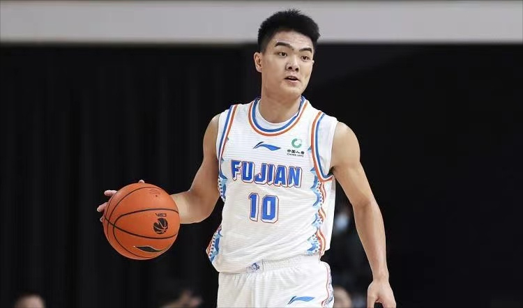 cba黎伊扬是哪里人(21年热门新秀，身高1米81的黎伊扬，他进入CBA后，表现如何？)