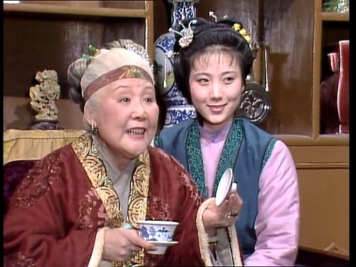 鸳鸯在红楼梦中的出镜率很高,是贾母的大丫鬟,聪明伶俐,善良能干,不卑