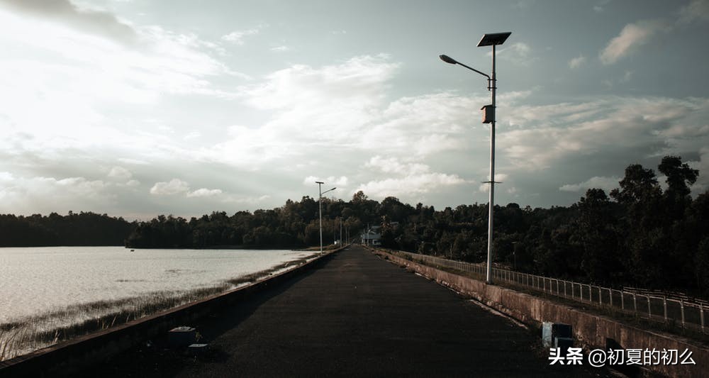 痛到想哭的伤感句子 | 无法愈合的伤，只疼在看不见的地方