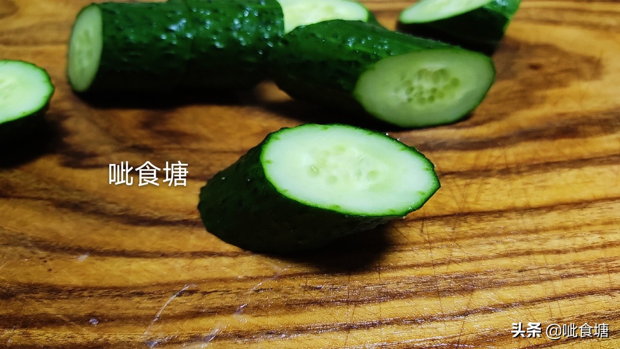 饭店的黄瓜片都是菱形的，大厨是怎么切的？只需2步你也能学会
