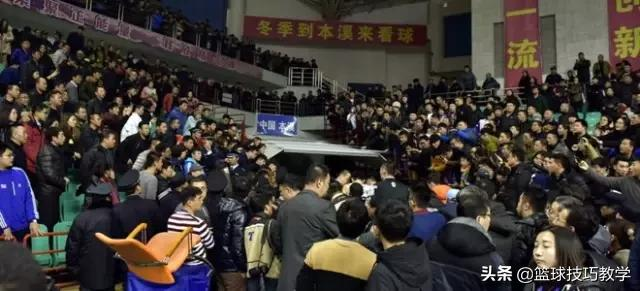 为什么nba上篮都要摔跤(郭艾伦上篮摔倒！神秘女子大喊：摔死你！球迷骂人几时休？)