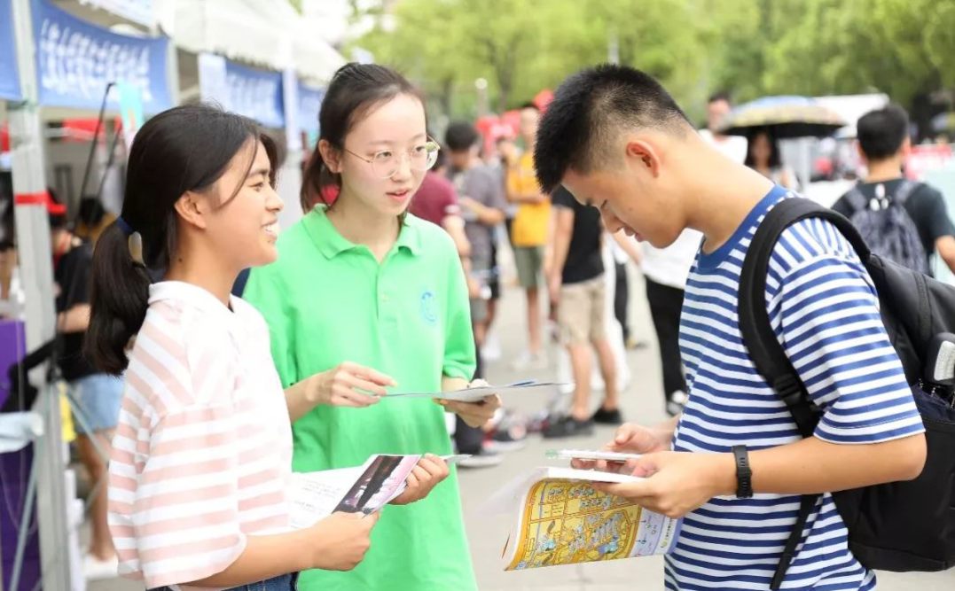大学宣传照，和现实环境的反差有多大？学生的入学欲望突然消失了
