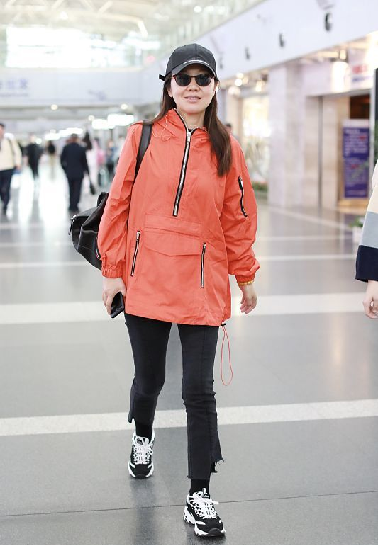 女冲锋衣搭配裤子图片(闫妮私服真清爽) - 赤虎壹号