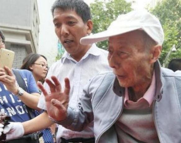 84岁大爷自学参加高考，估分630四处分享，网友：喝啥酒估出来的