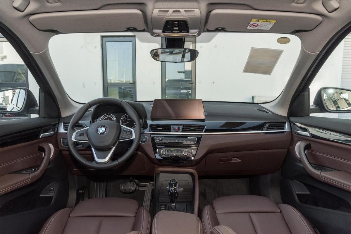 宝马也加入“价格战”，跌至亲民价，同级空间最大，带你看宝马X1