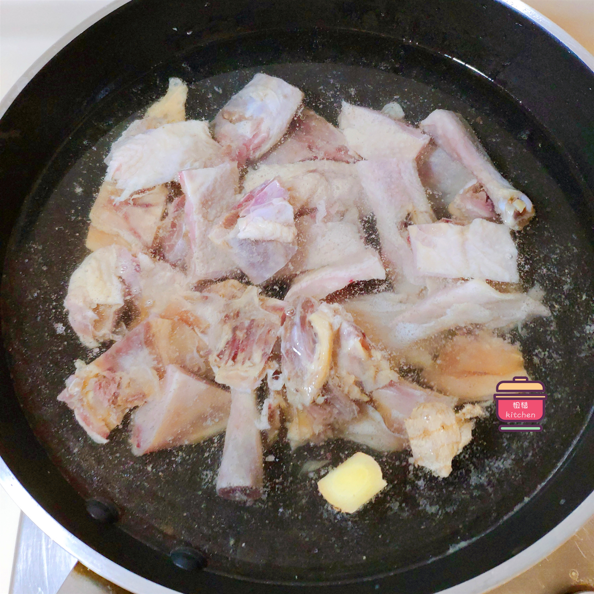 数九寒天用腊鸡炖萝卜，记住这2招，汤香色白无异味，越冷越要喝