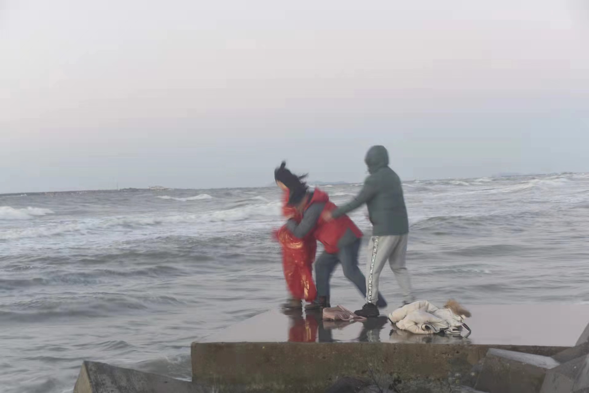 山东两位教授海边救下轻生女子：“救人不止是我们两个人的事！”另外两位好心人找到了，正在联系