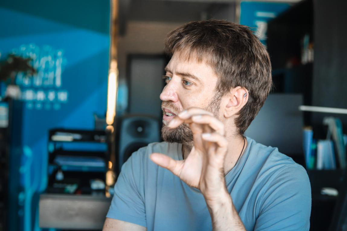 为什么山人乐队火遍海外？背后是这个在云南生活14年的英国人