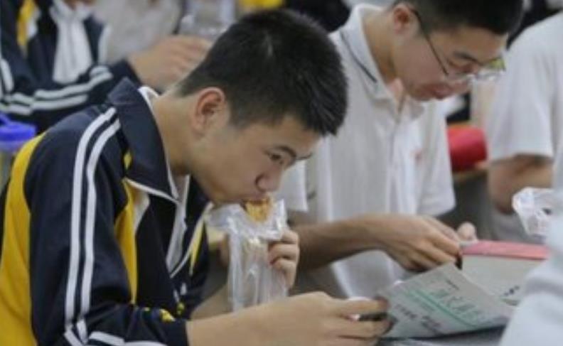 考生500多分上清华，被网友质疑期末会挂科，如今过得让人很羡慕