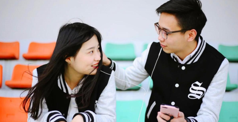 广东一大学生高调表白，却遭保安一脚踢飞音箱，学校回应来了