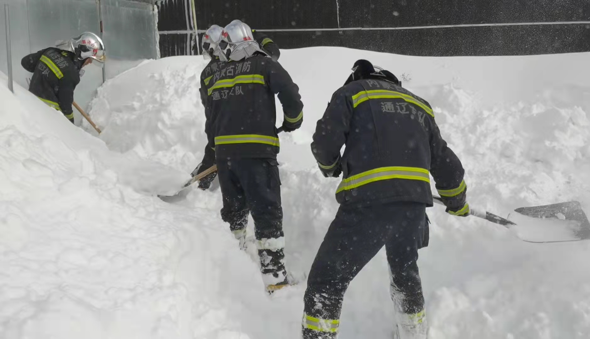 豬舍被積雪壓塌消防員女兒囑託爸爸救出小豬佩奇