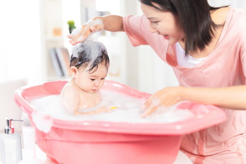 婴儿洗澡（夏日如何安排宝宝沐浴）