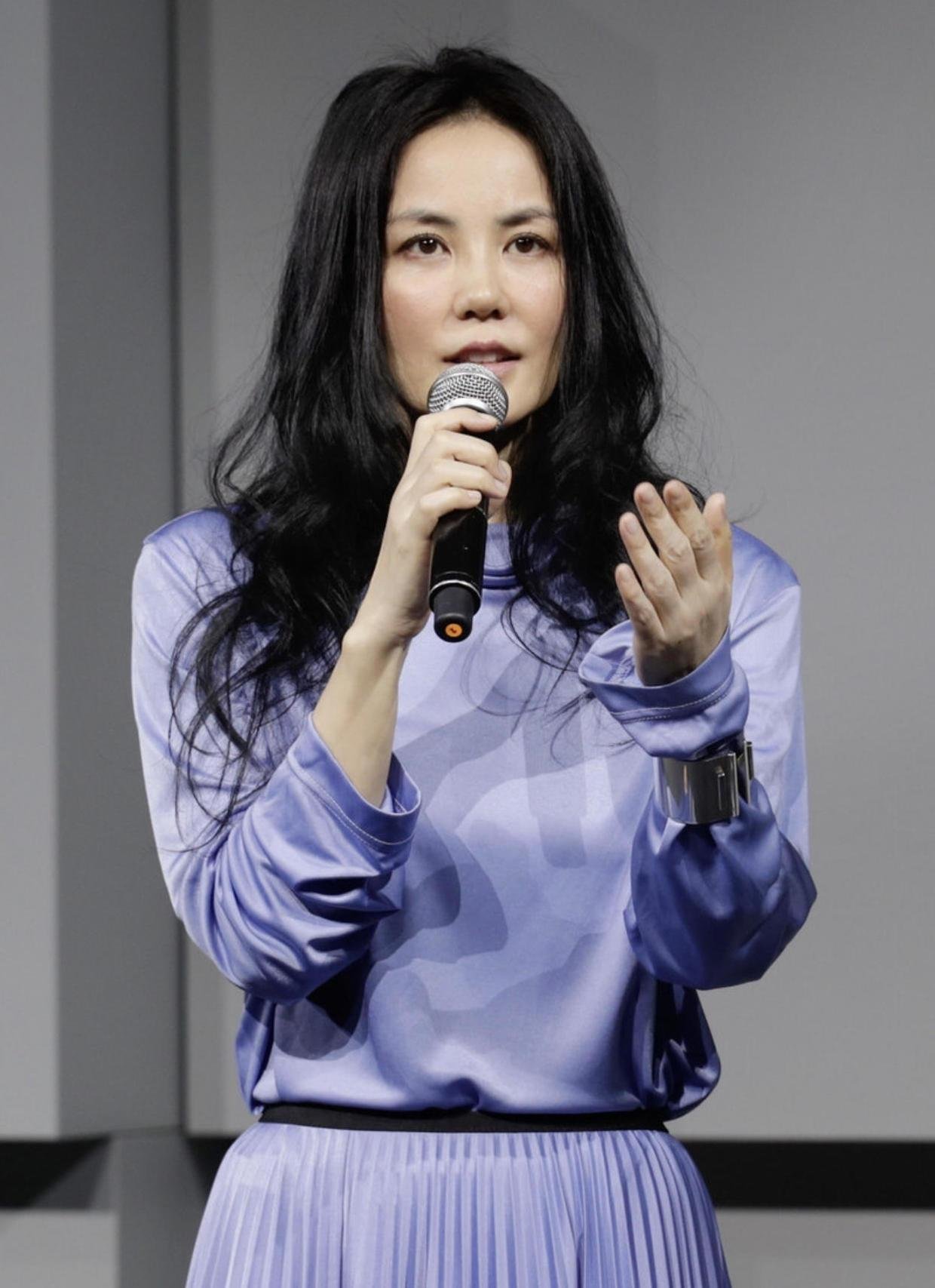 紫色上衣配同色半身裙(紫色上衣配同色半身裙可以吗)