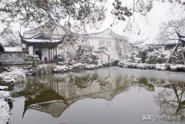 红墙，白雪，琉璃瓦，大雪压青松