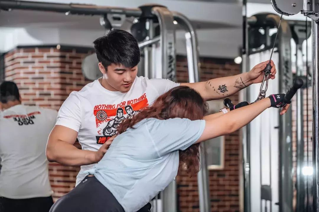 两次手术，不被家人看好，如今20岁的他成为高级私教，年薪三十万