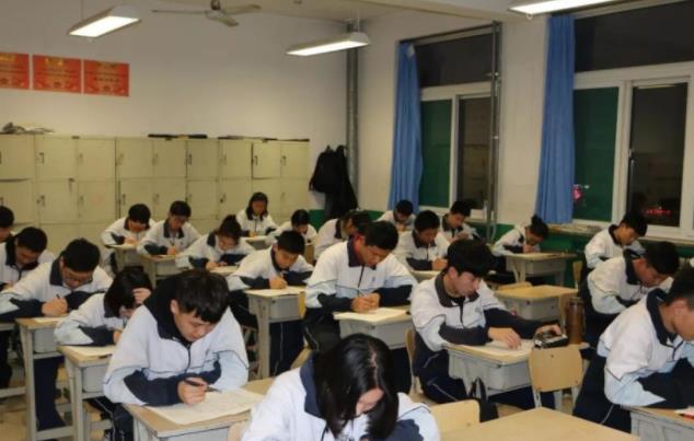 高中教室的四种vip座位，基本都落在学渣头上，有一种学霸也喜欢