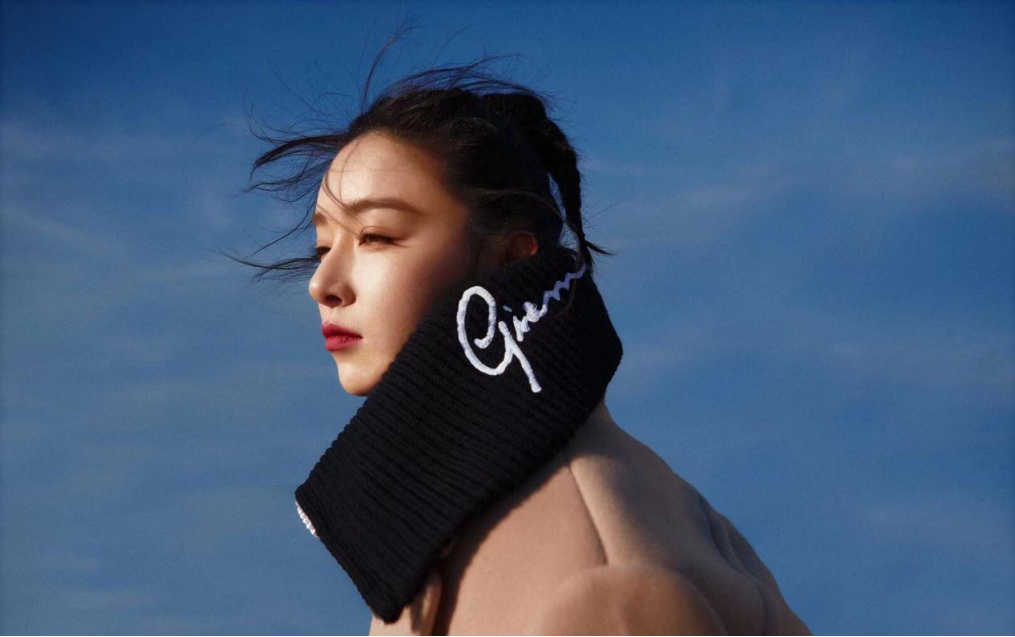 阚清子穿咖色短款大衣配短裙太少女了(阚清子穿咖色短款大衣配短裙太少女了图片)