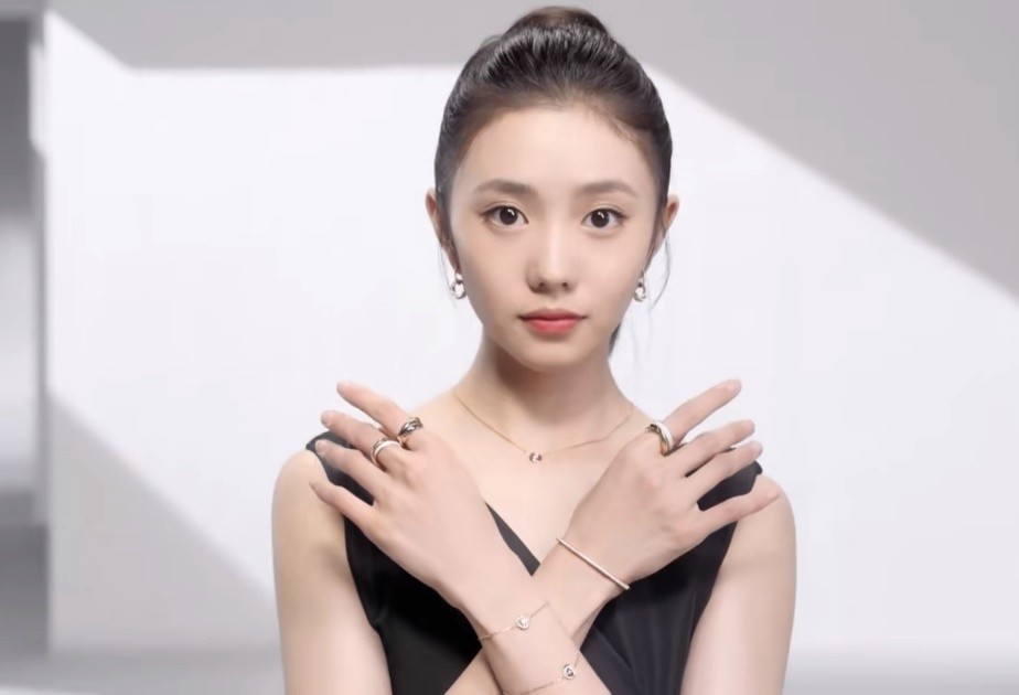 刘浩存近照造型太成熟,挑战高难度下腰动作,展现舞蹈功底