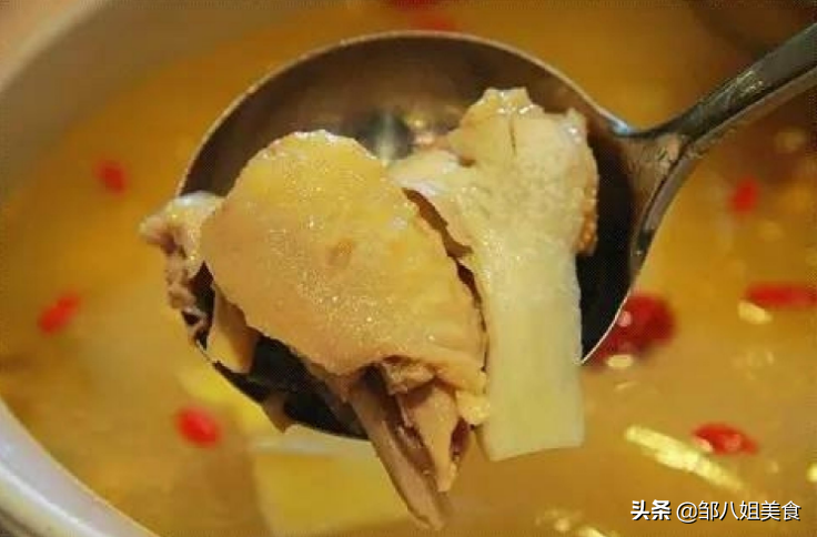 炖鸡汤，记住“2个窍门”，鸡肉不柴鸡汤不腥，汤鲜肉嫩很美味