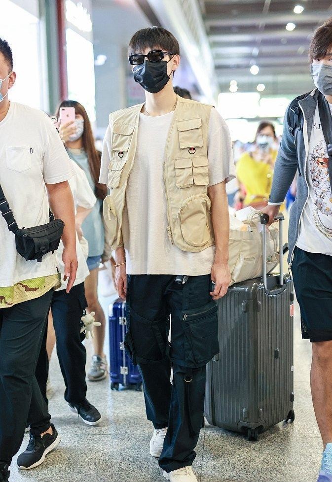 陈飞宇"老干部"造型挺一般,仗着年轻真敢随便穿,幸好颜值在线