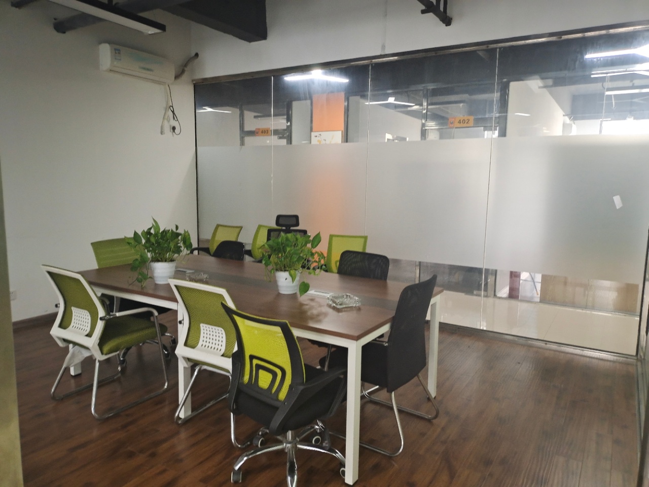 三墩「智慧谷共创园」小面积精装办公室，空调网络办公家具全配齐