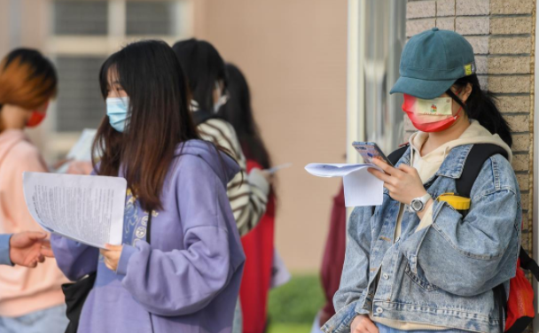 教资考试结束后，试题太难遭网友吐槽，自己可能既没素质又没能力