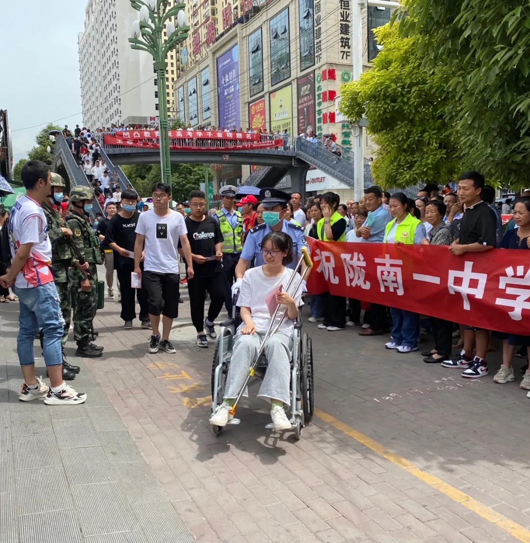 【护航高考】高考第一天，甘肃公安为梦护航！