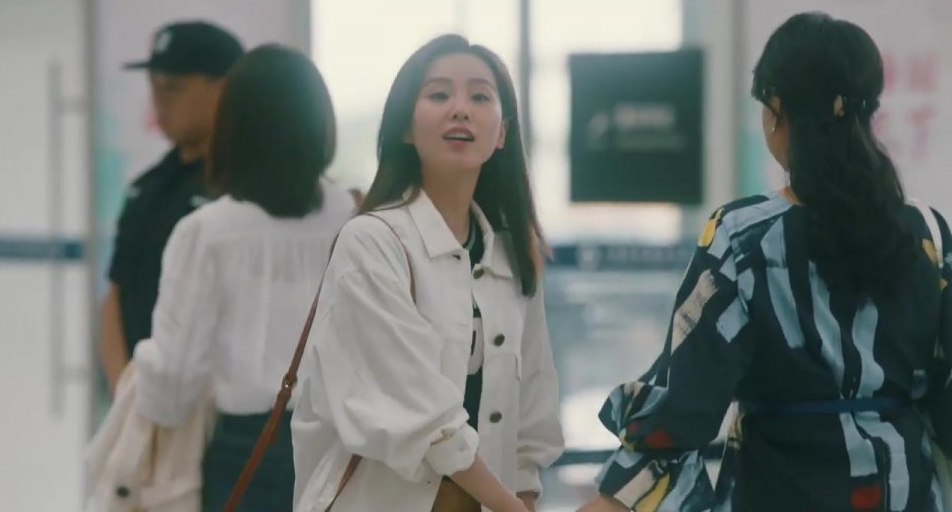 友情如水，清澈时甘甜，变质后苦涩，曾经的亲密无间终究敌不过时间的冲刷与人心的变迁。
