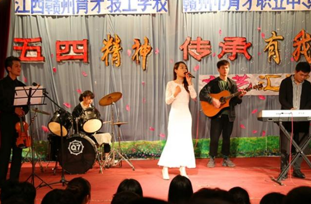 央视曝光职业学校乱象，想拿毕业证先交580，实习期也要交伙食费