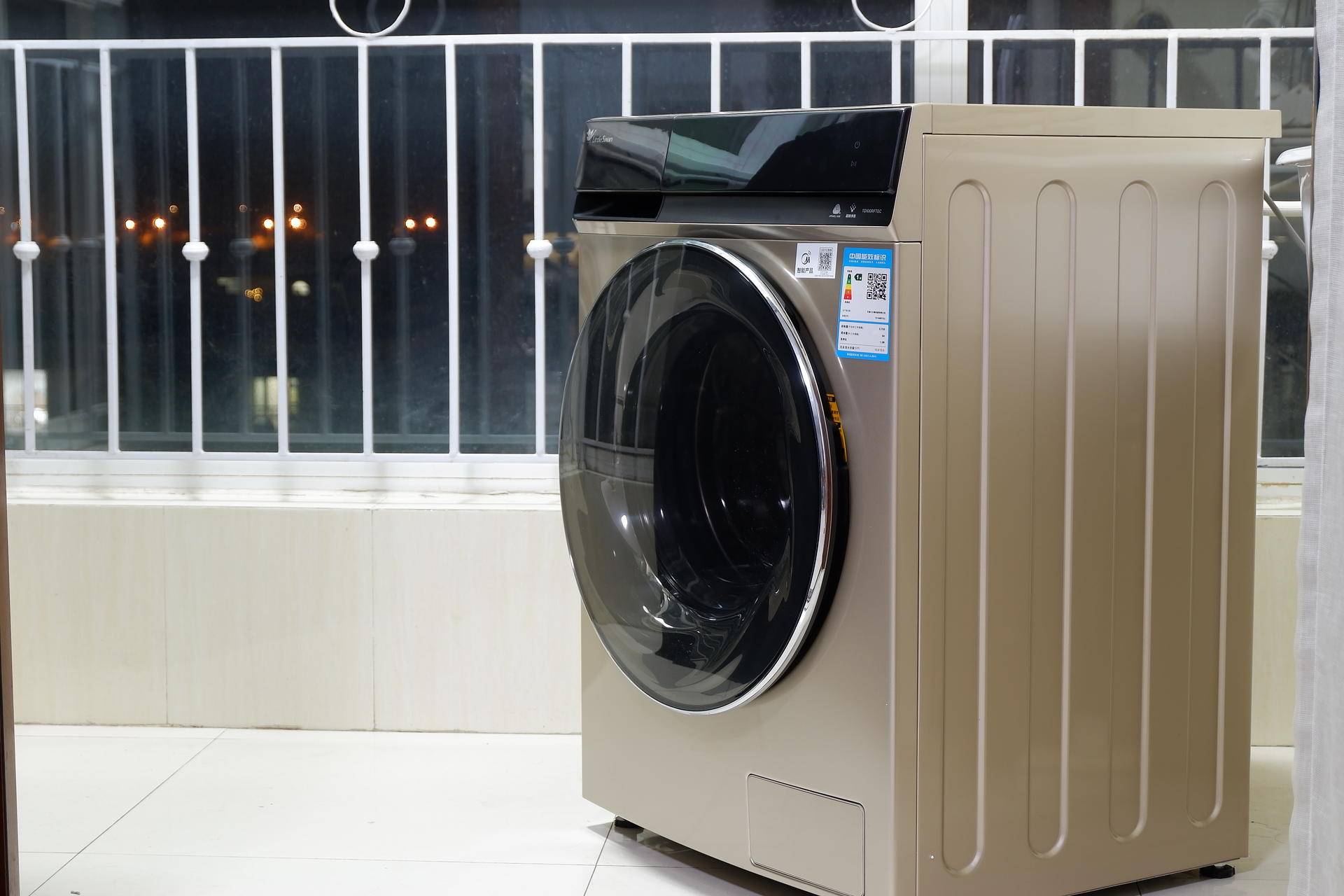 亿万气泡超强去污技术，小天鹅超微净泡水魔方洗烘一体洗衣机体验